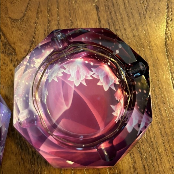 Vintage Floral Lucite Purple Ashtrays Set/2 EUC!! - Picture 3 of 7